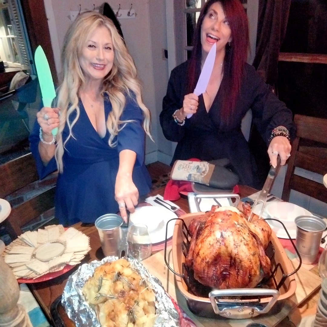 HUGE THANK YOU to my friends @maxwasaofficial & Cindy Cie for making a killer Thanksgiving spread!!! So tasty and many laughs, and the 49ers won too!! Yeah!!! 
#horror #horrorlove #horrorfan #horrormo
