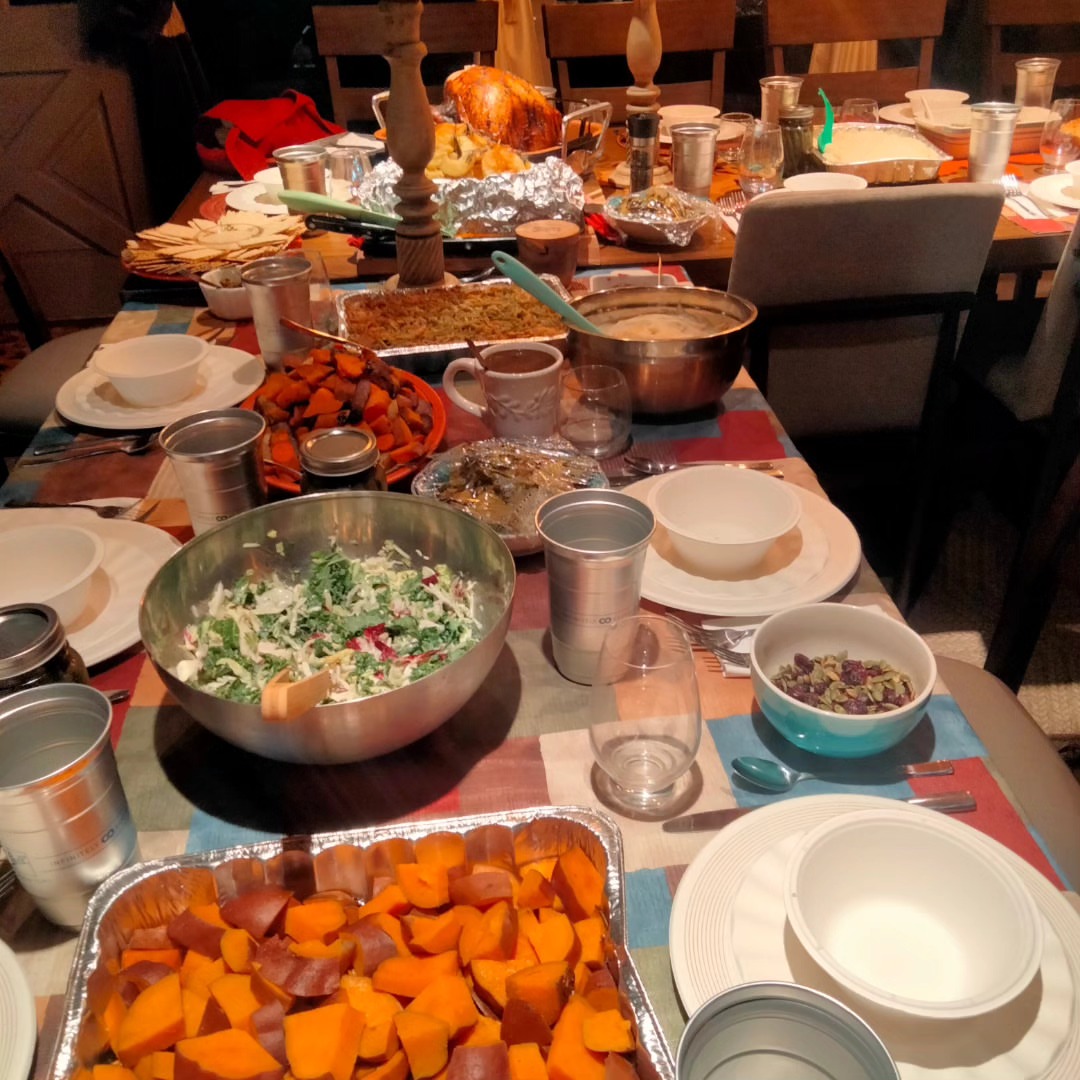 HUGE THANK YOU to my friends @maxwasaofficial & Cindy Cie for making a killer Thanksgiving spread!!! So tasty and many laughs, and the 49ers won too!! Yeah!!! 
#horror #horrorlove #horrorfan #horrormo
