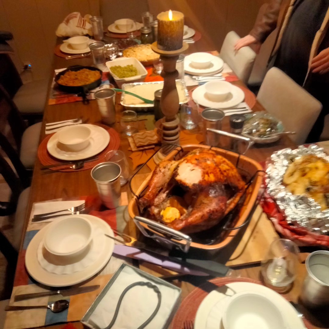HUGE THANK YOU to my friends @maxwasaofficial & Cindy Cie for making a killer Thanksgiving spread!!! So tasty and many laughs, and the 49ers won too!! Yeah!!! 
#horror #horrorlove #horrorfan #horrormo