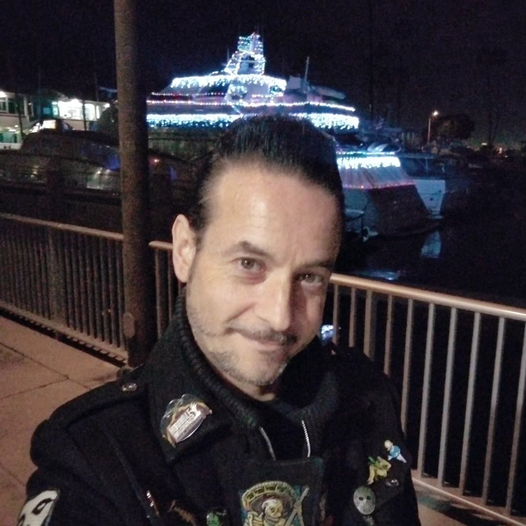 Pretty lights call to the sea.... 🤣🧟‍♂️
#suavecito #guyswithbeards #instabeard #beardandcompany #laguy #beardnation #dappermen #picoftheday #beardgang #guyswithstyle #hairstlye #socal #socalguys #guys