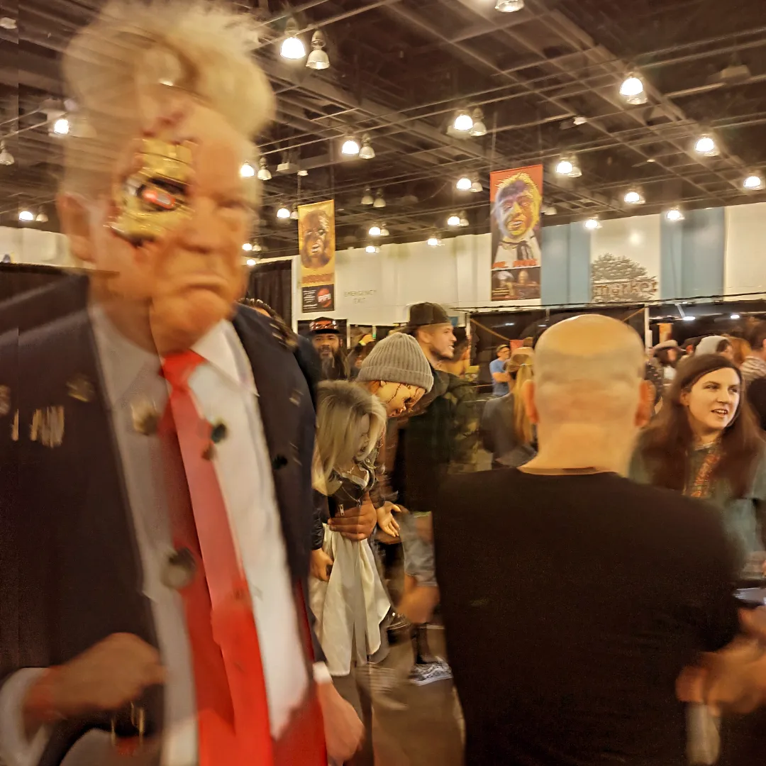 @monsterpaloozaofficial all weekend! On Sunday I took my buddy Sam to see the horrors!! Horribly cool!
#monsterpalooza #monsters #horrormovies #horror #horrorlove #horrorfan #horrormovie #horrormovies