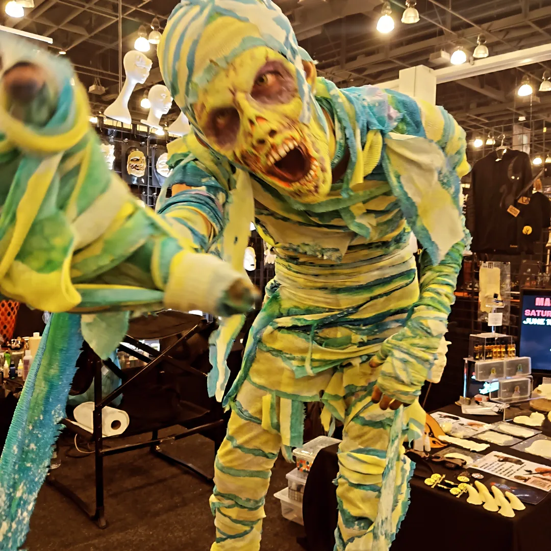 @monsterpaloozaofficial all weekend! On Sunday I took my buddy Sam to see the horrors!! Horribly cool!
#monsterpalooza #monsters #horrormovies #horror #horrorlove #horrorfan #horrormovie #horrormovies