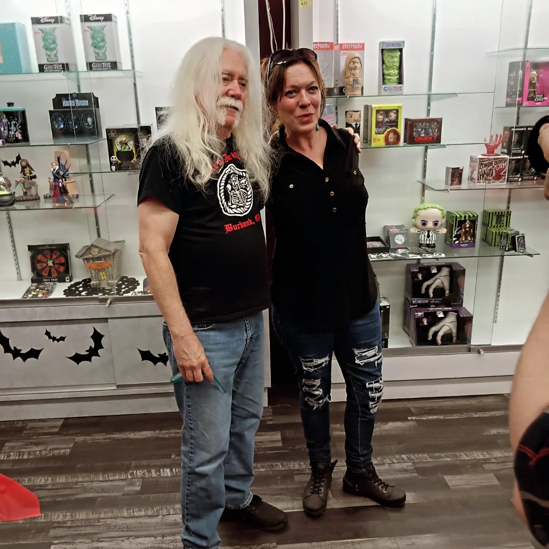 Had an amazing time at @darkdelhorror signing of What Fresh Hell Is This!!! 
Was SO great to catch up with so many amazing horror peeps!! Like my wonderful MY UNDEADLY co-star @its_michelle_tomlinson 
