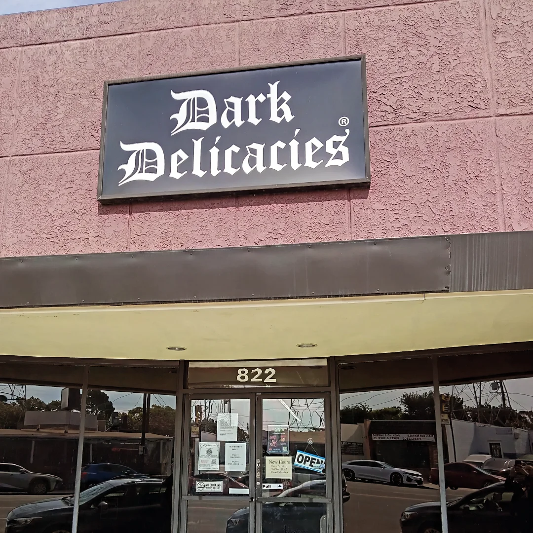 Had an amazing time at @darkdelhorror signing of What Fresh Hell Is This!!! 
Was SO great to catch up with so many amazing horror peeps!! Like my wonderful MY UNDEADLY co-star @its_michelle_tomlinson 