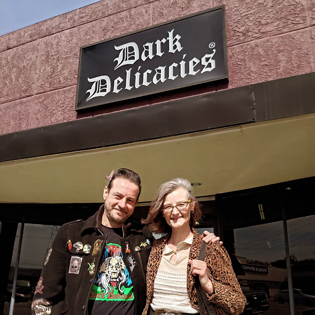 Had an amazing time at @darkdelhorror signing of What Fresh Hell Is This!!! 
Was SO great to catch up with so many amazing horror peeps!! Like my wonderful MY UNDEADLY co-star @its_michelle_tomlinson 