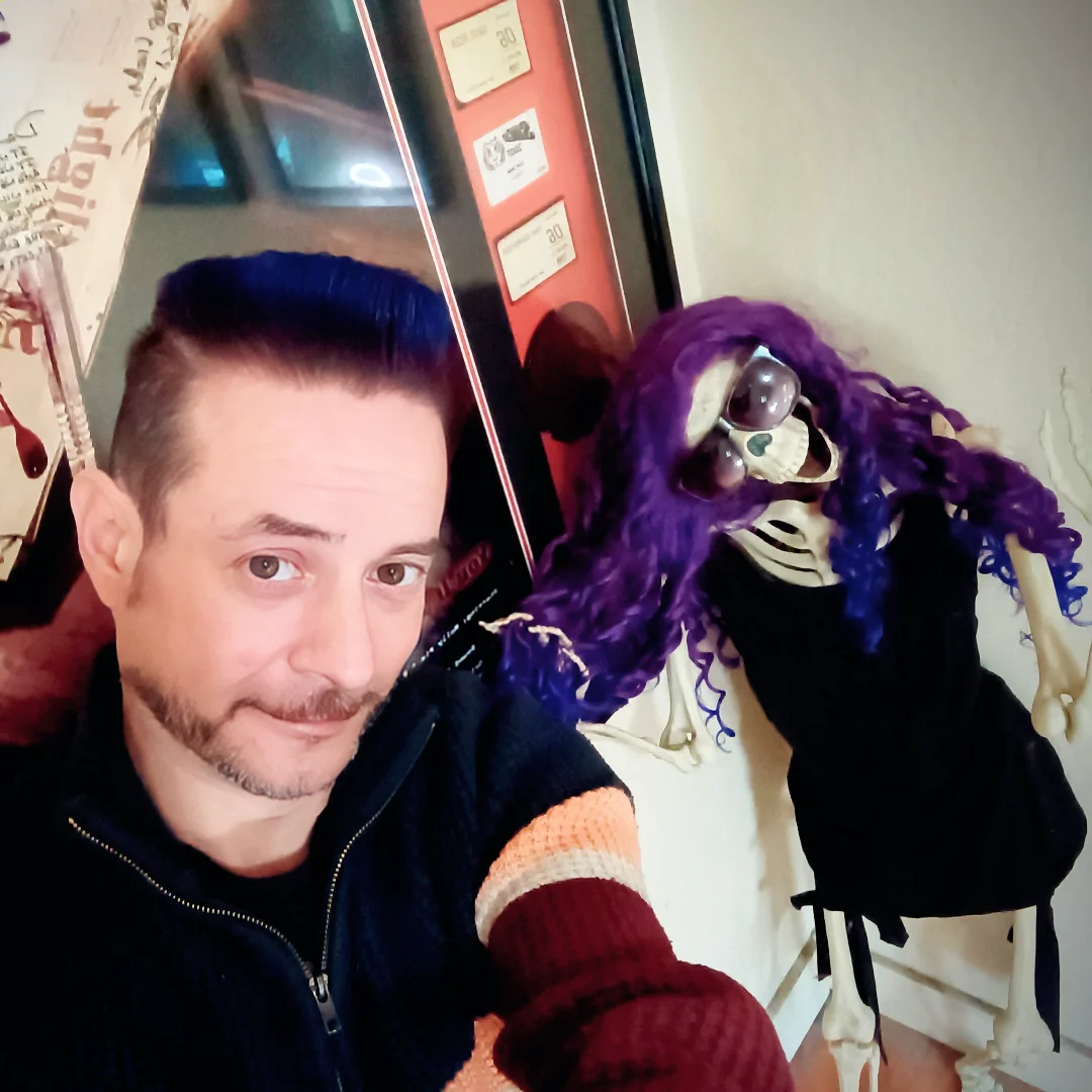 SkeleTina wanted to thank @jengreenleigh doing a killer job purple-ing my hair and cut!! Thanks Jen YOU always rock!!
#suavecito #guyswithbeards #instabeard #beardandcompany #laguy #beardnation #dappe