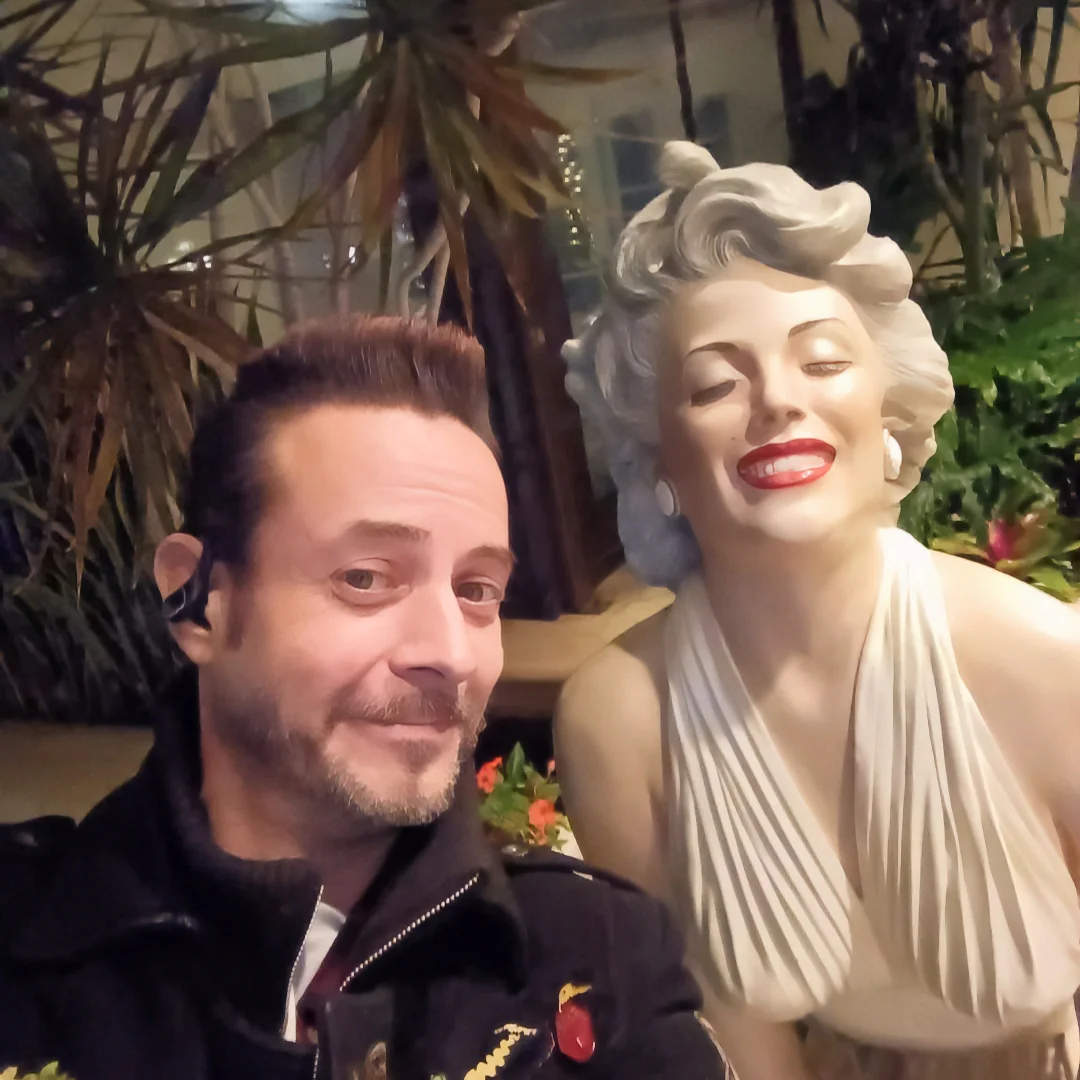 Marilyn always makes a great date, specially when the @danceswithfilms fest is on!!! She's a little quieter than I thought, but hey, her smile is on point!! 🤣
#filmlife #films #festlove #grattitide #g