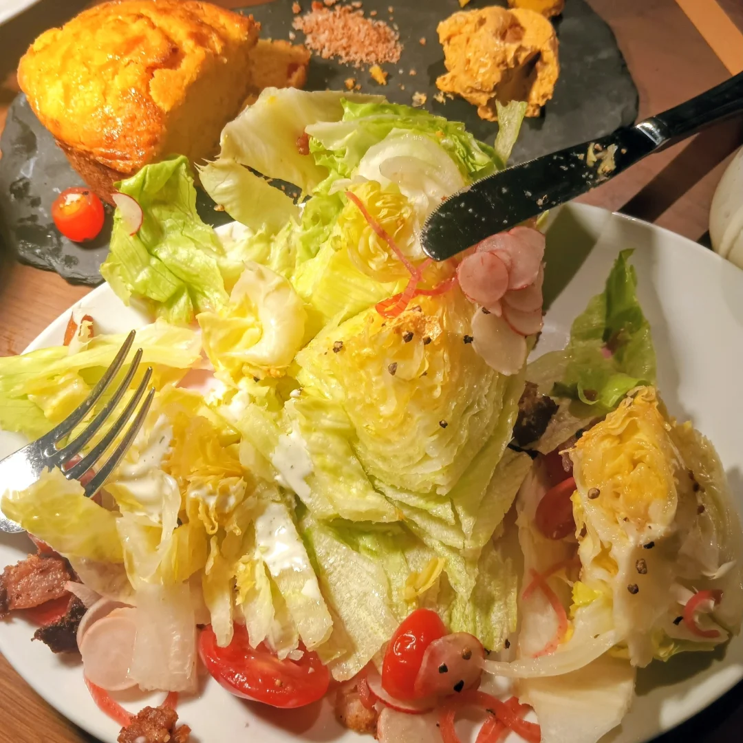 Thank you to the always lovely and my B day pal @maxwasaofficial for taking me to the @castawayburbank  to celebrate our birthdays... LOOK AT OUR SALAD, it's a BIG hunk of lettuce 🤪
#maxwasa #Elftwinf