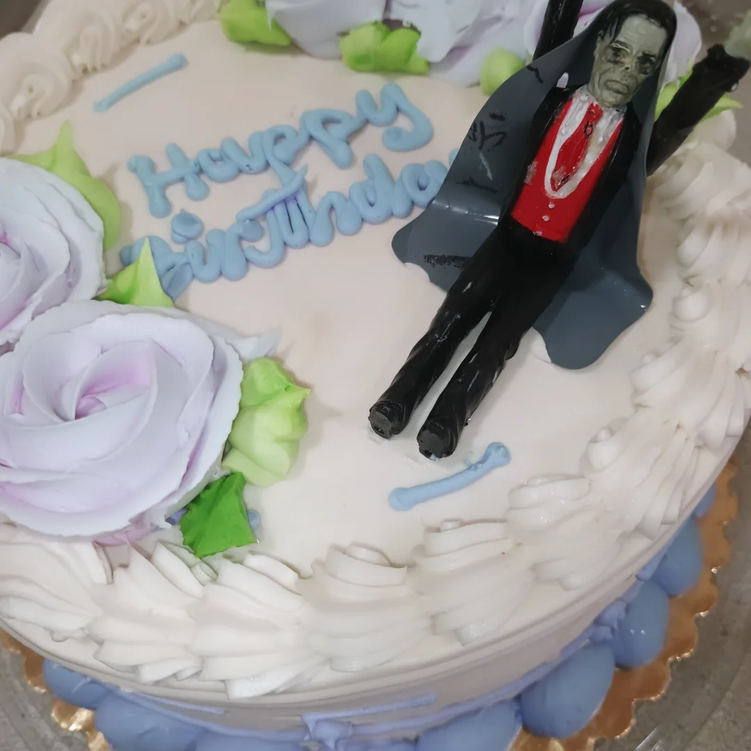 HUGE THANK YOU to @nikkibelove who always makes sure I have a birthday cake, on my B day!!! You and your family are amazing, thanks for being such a great friend and reminding me to smile when I Grrrr