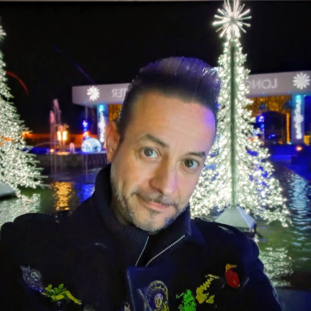 A little thanks to Jack and the moon for helping a zombie bring a smile to the right face.... 
#horrorguy #horrorchristmas #director #jackskelington #smile
